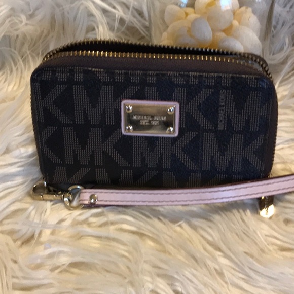 Michael Kors zip around wallet - Picture 7 of 7